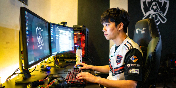 英雄联盟职业选手Faker在训练基地专注练习，神情认真